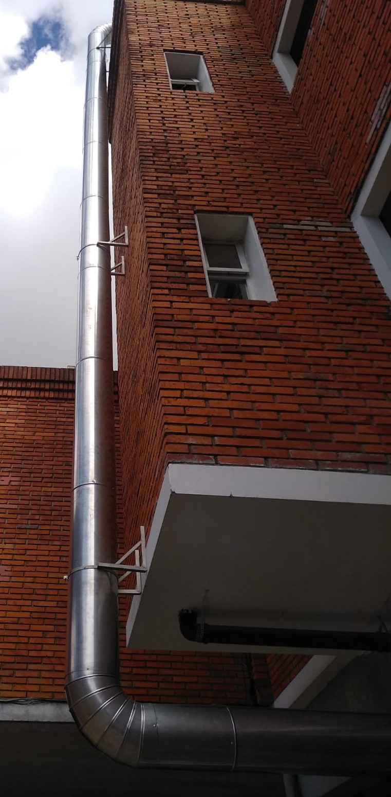 Chimenea entre muros