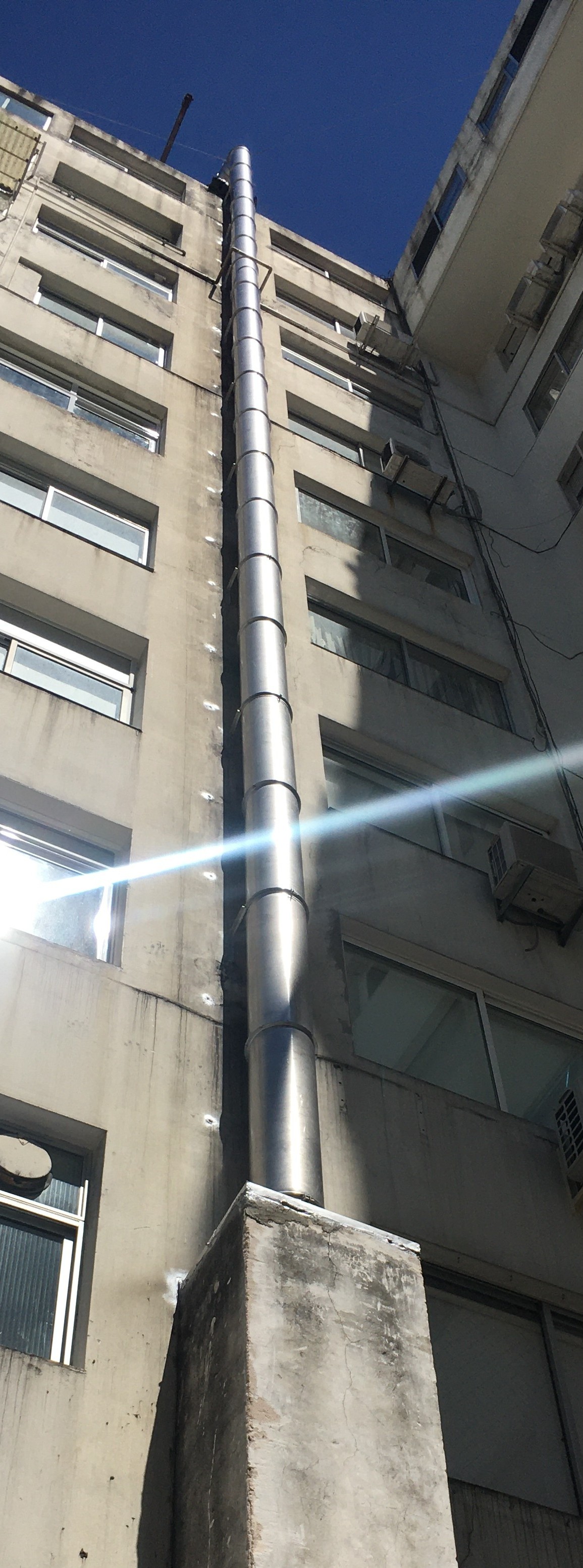 Chimenea en edificio