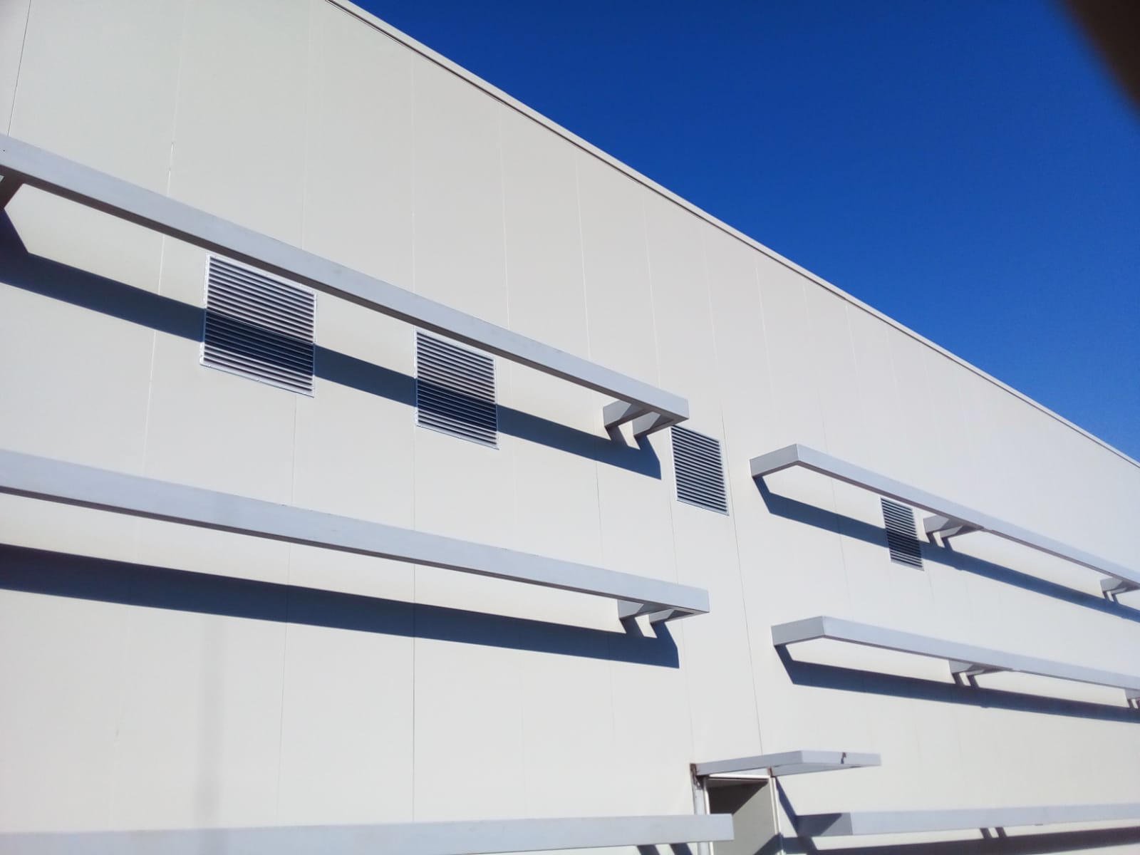 Ventilación industrial en galpón